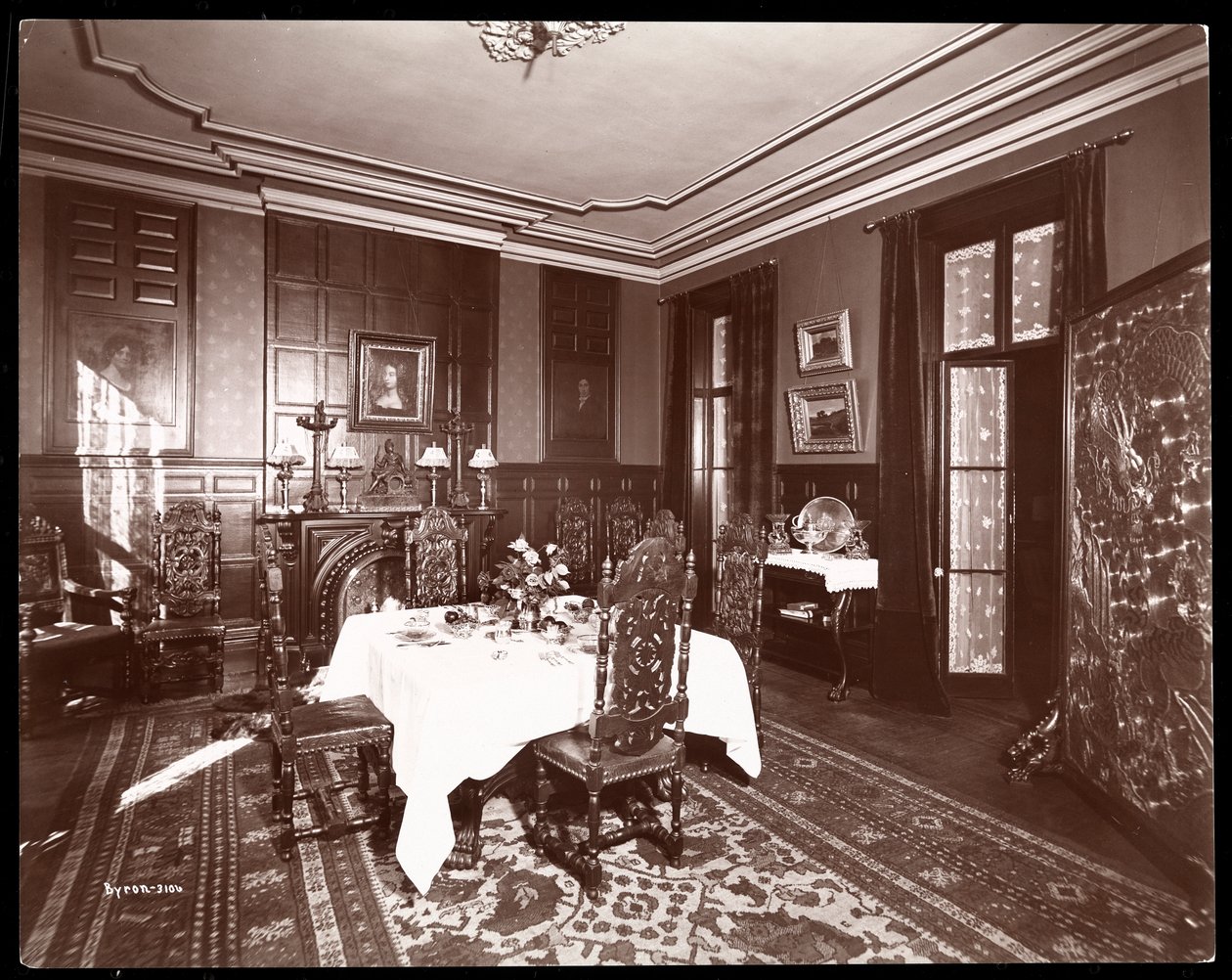 Matsal i Mr. Reginald de Kovens residens, New York, 1896-98 (silvergelatintryck) av Byron Company