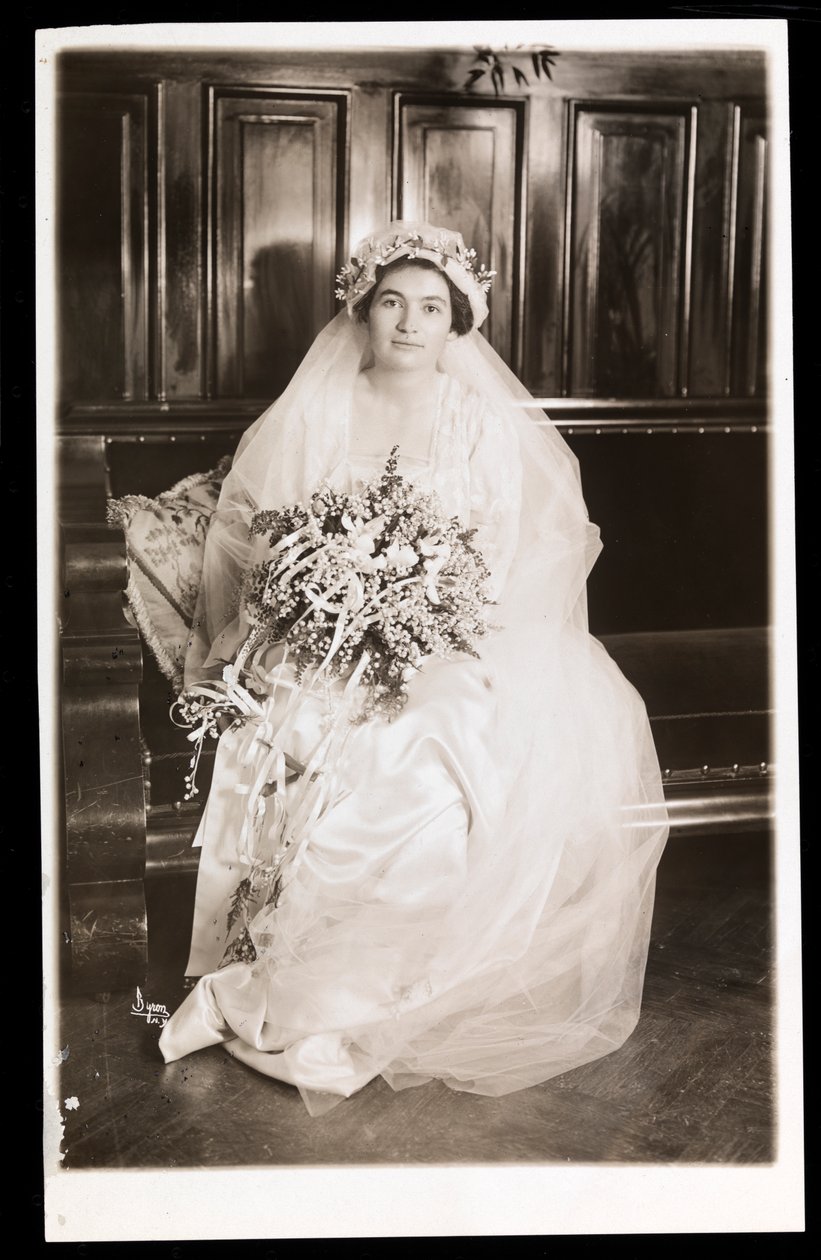 Dr. Jacobys dotter sittande i sin bröllopsklänning, New York, 1915-16 (silvergelatintryck) av Byron Company