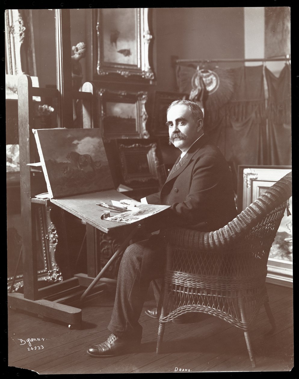 Drake i sin studio med en målning av lejon på gång, New York, 1907 (silvergelatintryck) av Byron Company