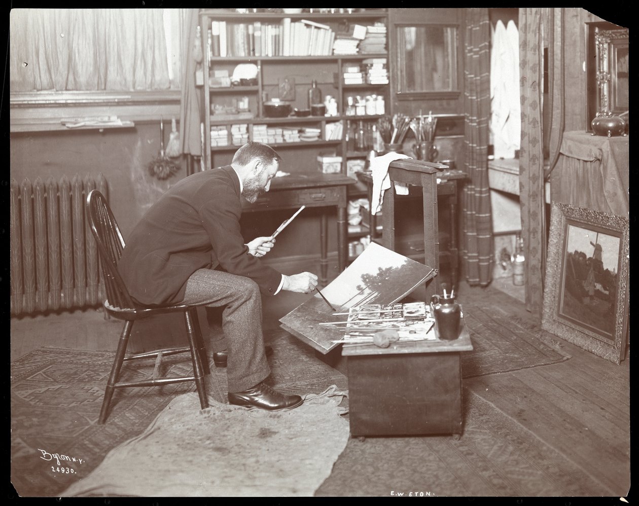E. W. Eton arbetar på en målning, 1907 (silvergelatintryck) av Byron Company