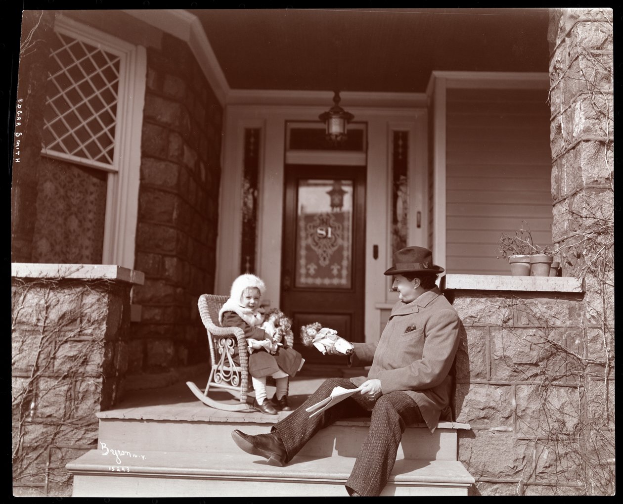 Edgar Smith med sin dotter på trappan till sin bostad i Elmhurst, Long Island; 1902-3 (silvergelatinprint) av Byron Company