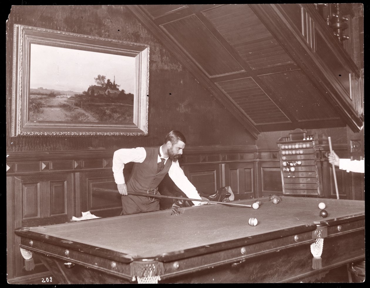 Edwin Gould spelar biljard i sitt hem i Rhinecliffe, New York, 1893-4 (silvergelatintryck) av Byron Company