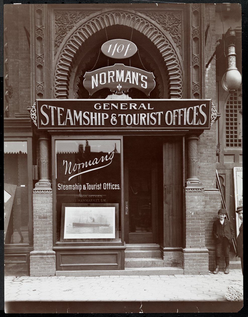 Ingången till Normans Steamship and Tourist Offices på 1404 Broadway nära 39th Street, New York, 1890-1910 (silvergelatintryck) av Byron Company