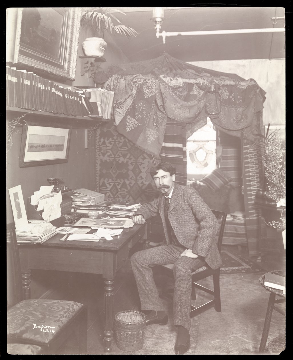 Ernest Thompson hemma i New York, ca 1899 (silvergelatinprint) av Byron Company