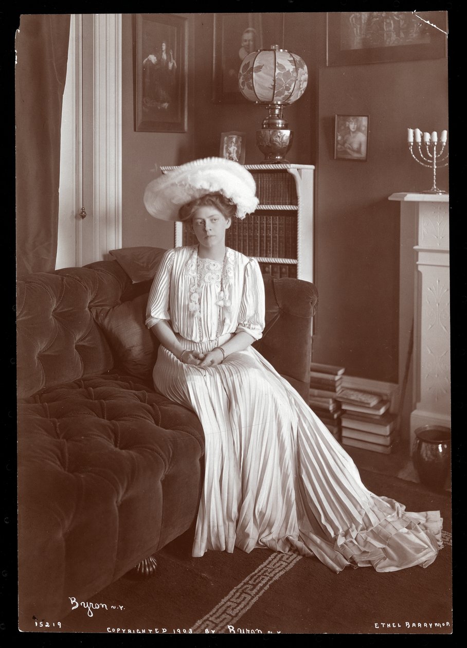 Ethel Barrymore sitter i vardagsrummet, 1902 eller 1903 (silvergelatintryck) av Byron Company