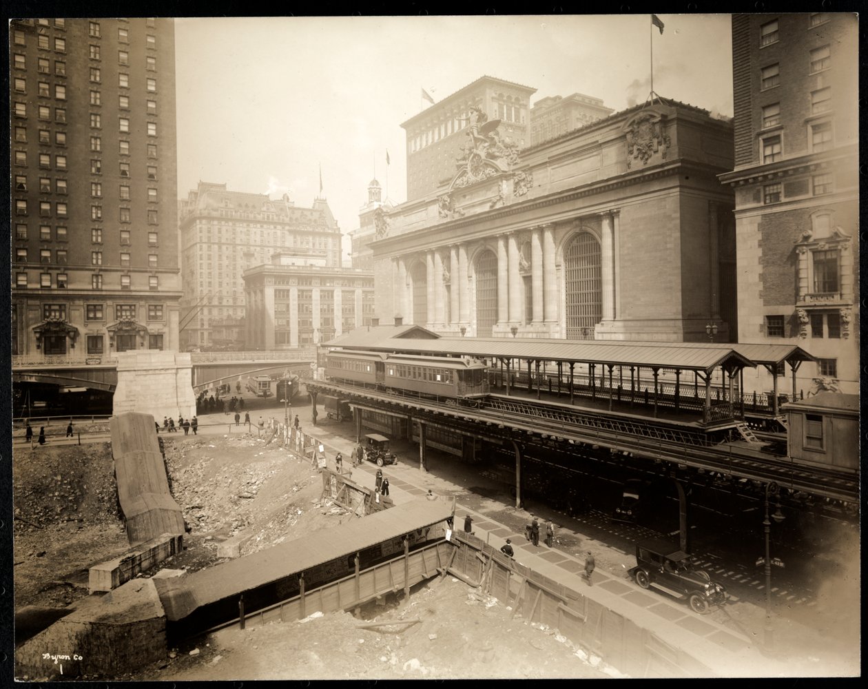Utgrävningsplats vid 42nd Street och Park Avenue, New York, ca 1920 (silvergelatintryck) av Byron Company