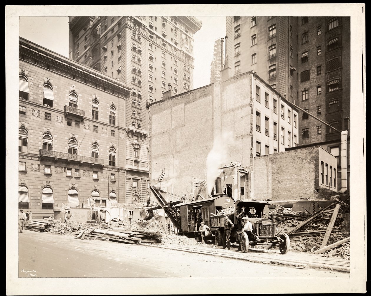 Utgrävningar på byggplatsen för Aeolian Company-byggnaden på 5th Avenue och 54th Street, New York, 1925 (silvergelatintryck) av Byron Company