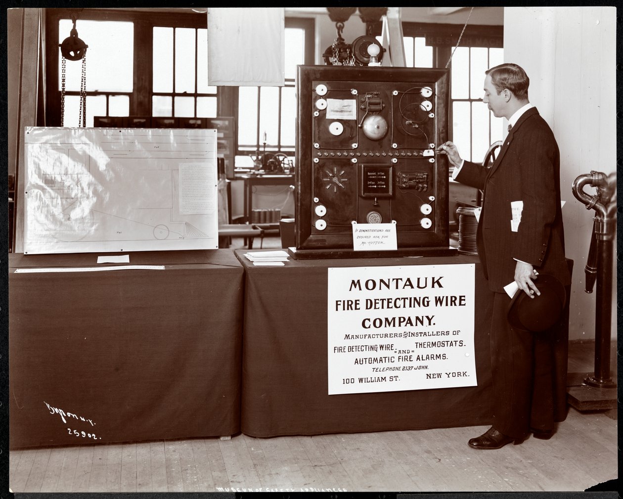 Utställning av ett branddetekteringssystem av Montauk Fire Detecting Wire Co. på Museum of Safety Appliances vid American Institute of Social Service, New York, 1908 (silvergelatintryck) av Byron Company