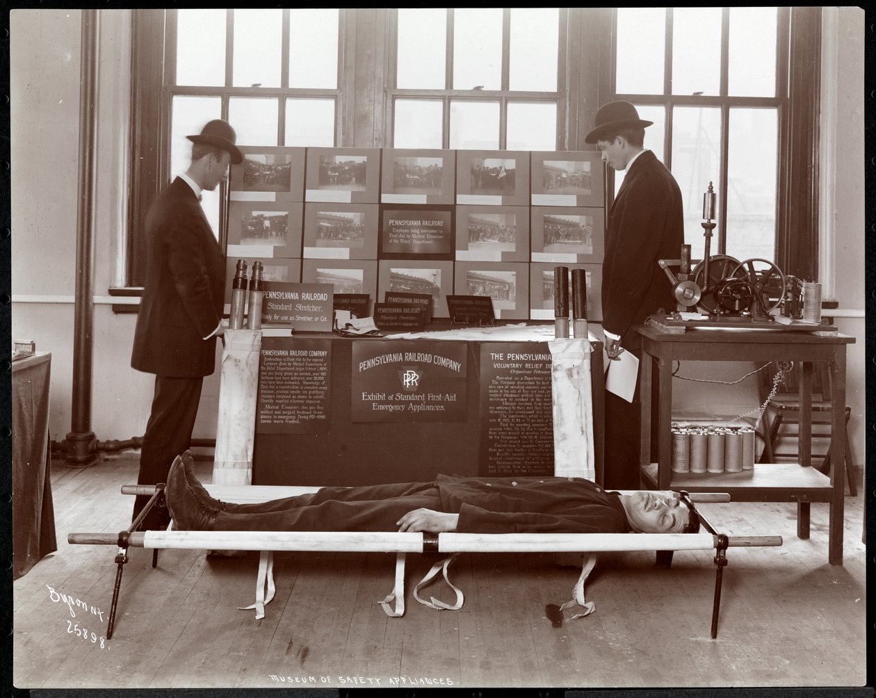 Utställning av utrustning för första hjälpen av Pennsylvania Railroad Co. på Museum of Safety Appliances vid American Institute of Social Service, New York, 1908 (silvergelatintryck) av Byron Company