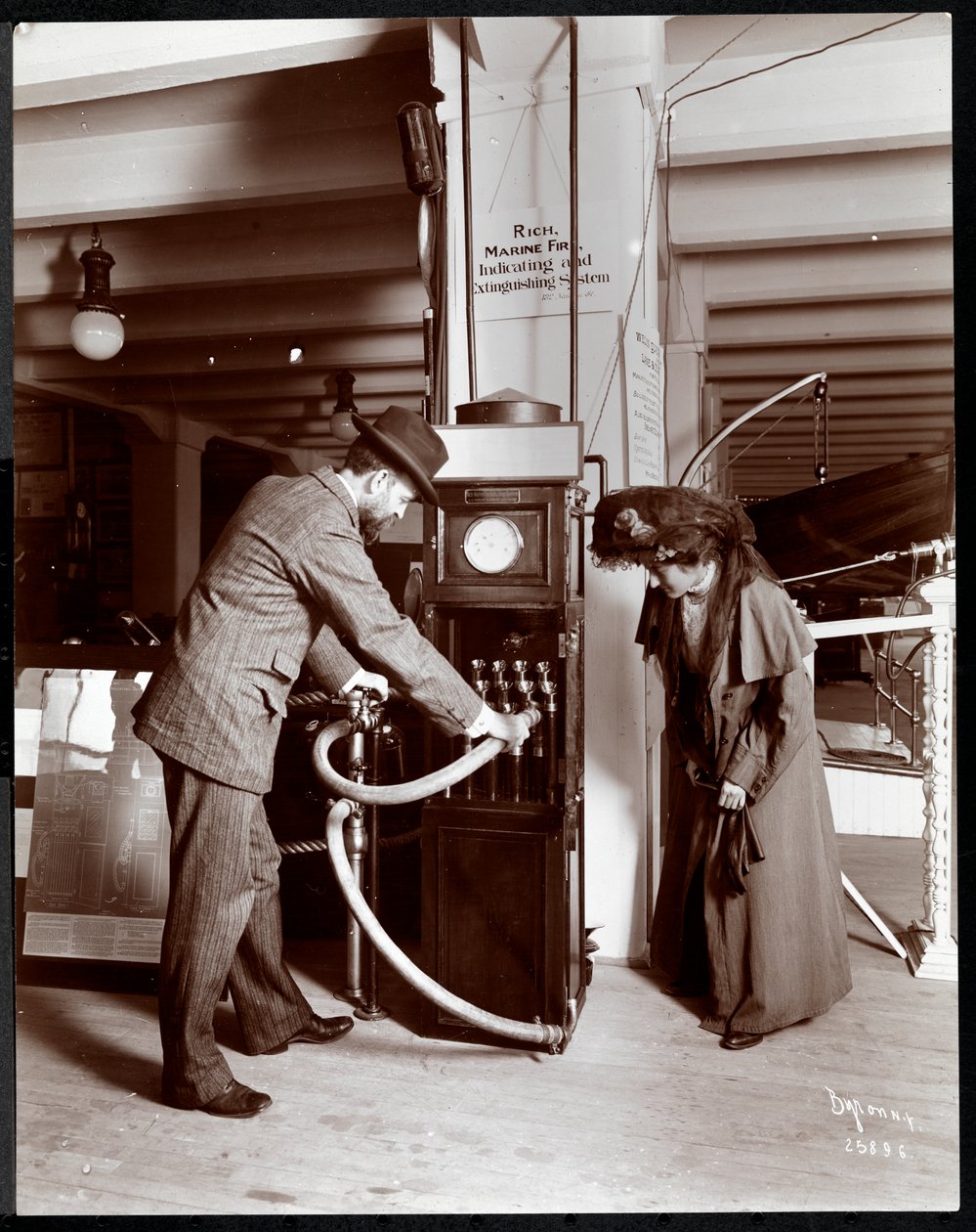 Utställning av Coston Signal Co. på Museum of Safety Appliances vid American Institute of Social Service, New York, 1908 (silvergelatintryck) av Byron Company