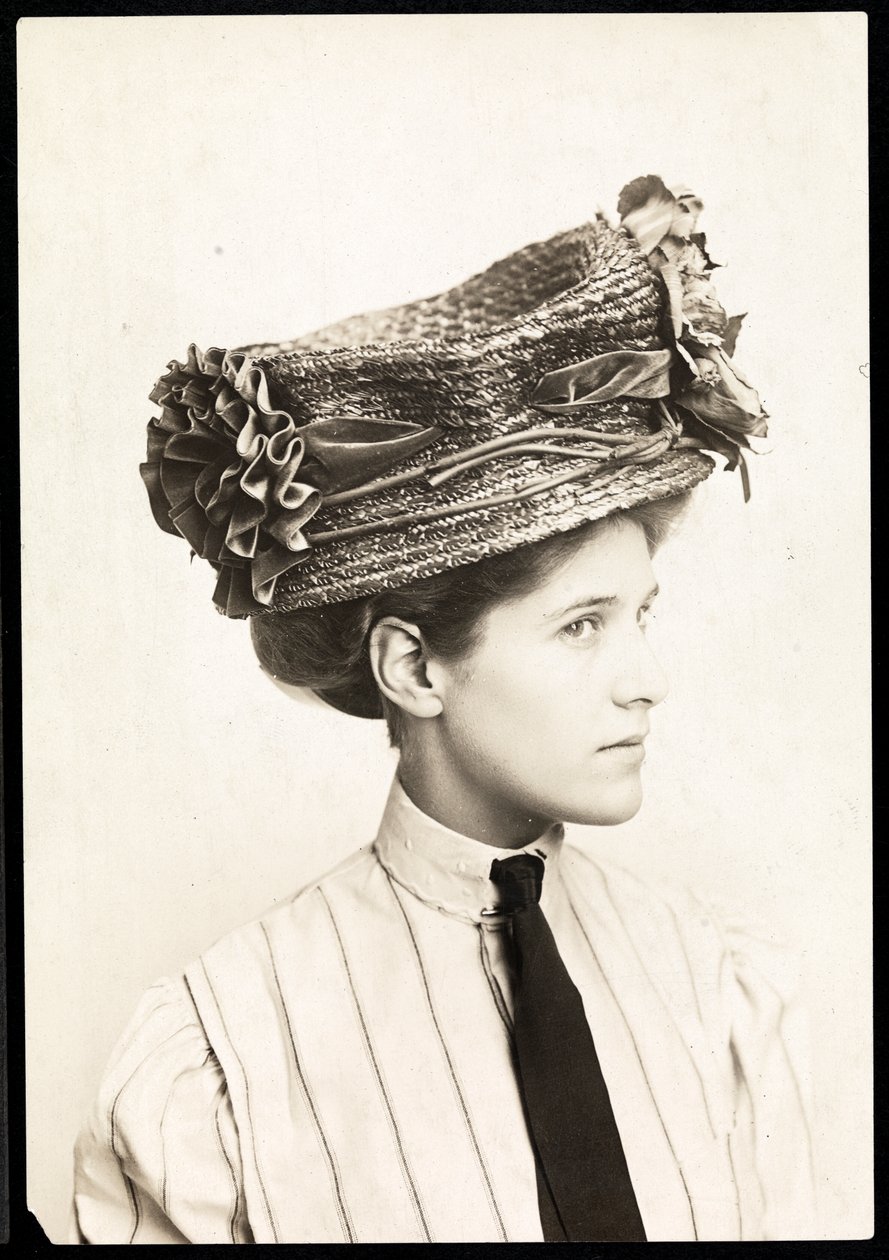 Modefotografi av en kvinna som modellerar en hatt, New York, 1890-1910 (silvergelatintryck) av Byron Company