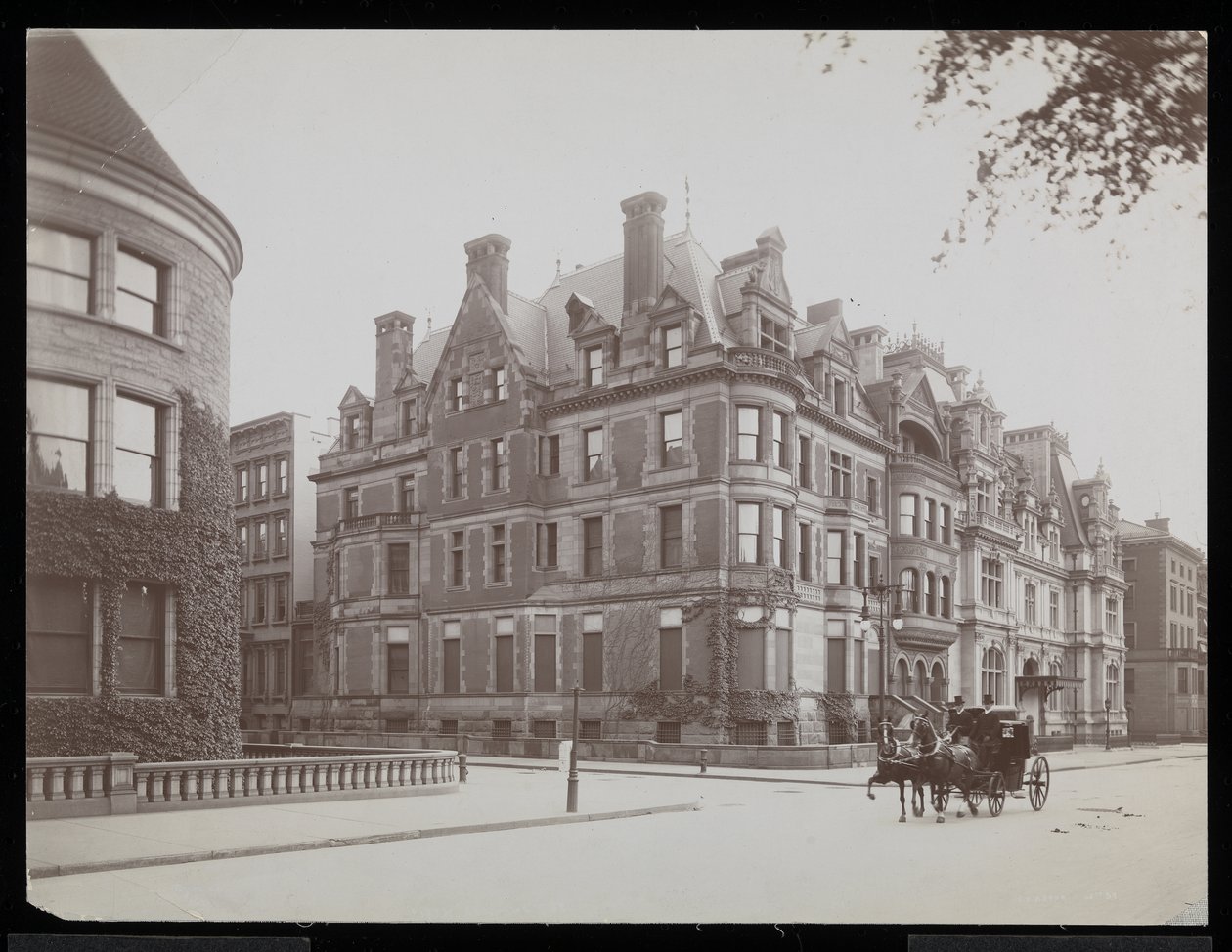 Fifth Ave., 66th St. och J.J. Astor, 65th St., New York, 1901-02 (silvergelatintryck) av Byron Company