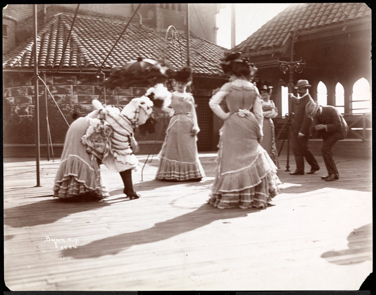 Fem skådespelerskor i kostym repeterar på taket av vad som förmodligen är New York Theatre, New York, 1900 (silvergelatintryck) av Byron Company