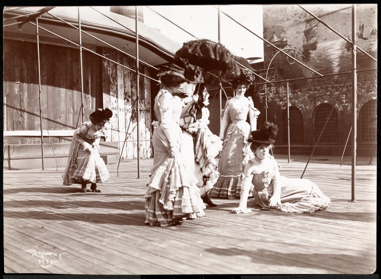 Fem skådespelerskor i kostym repeterar på taket av vad som förmodligen är New York Theatre, New York, 1900 (silvergelatintryck) av Byron Company