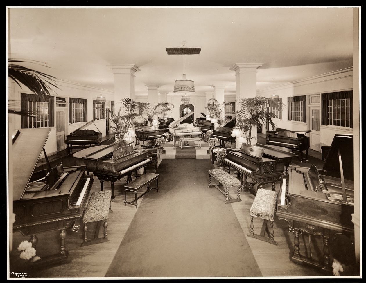 Utställning av konstpiano på fjärde våningen hos Aeolian Company, 1926 (silvergelatinprint) av Byron Company