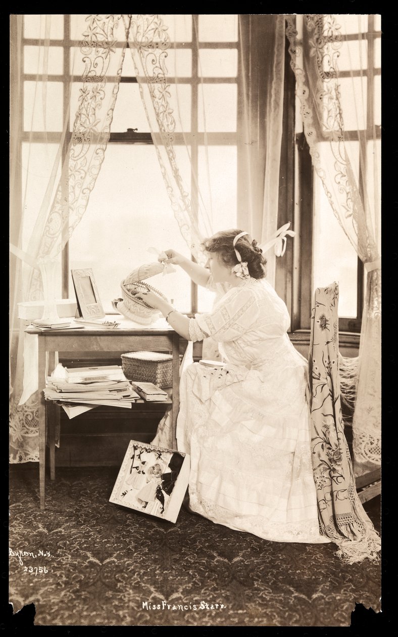 Frances Starr hemma i New York (silvergelatintryck) av Byron Company