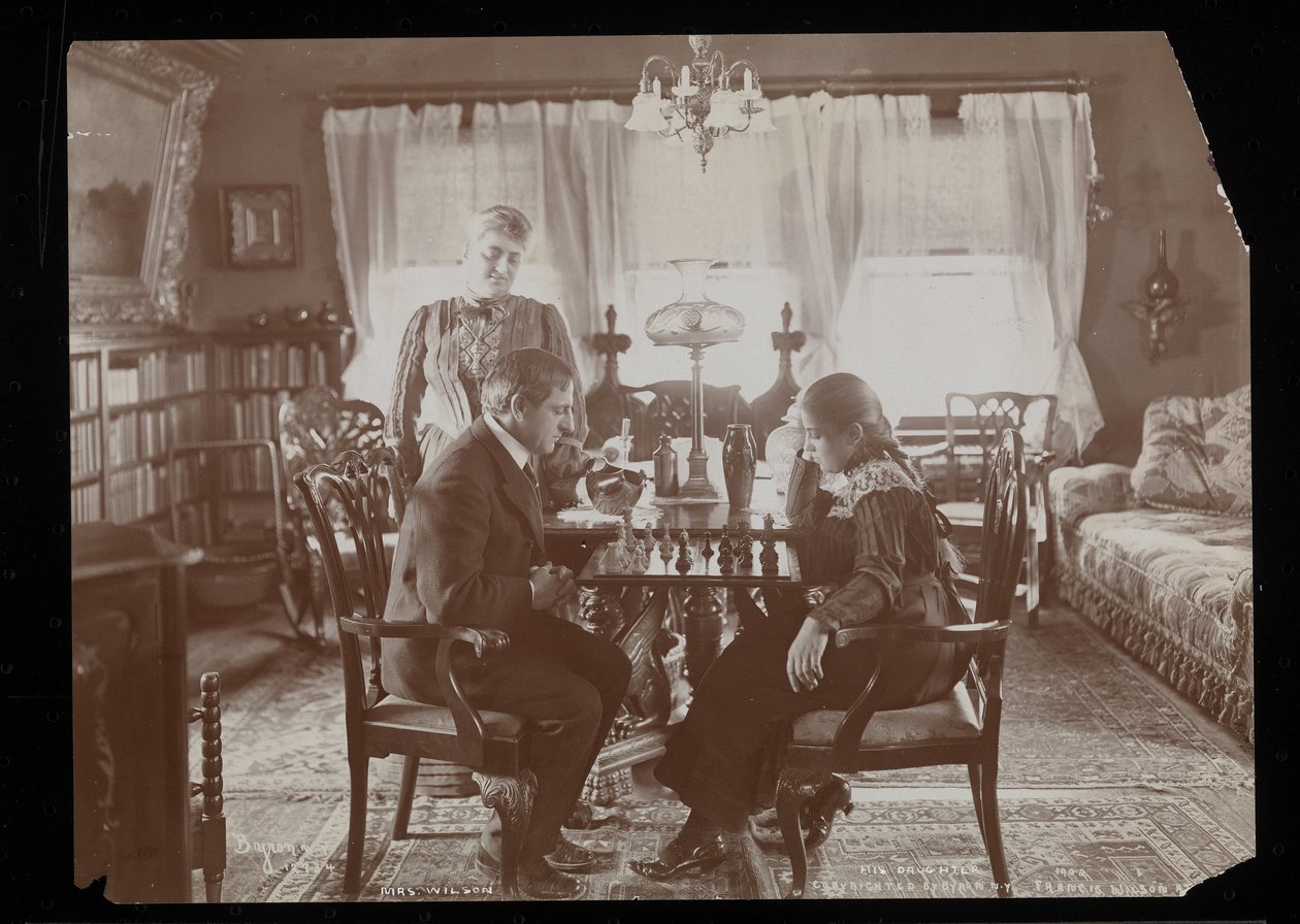 Francis Wilson och hans dotter spelar schack i matsalen i deras bostad i New Rochelle, New York (silvergelatintryck) av Byron Company