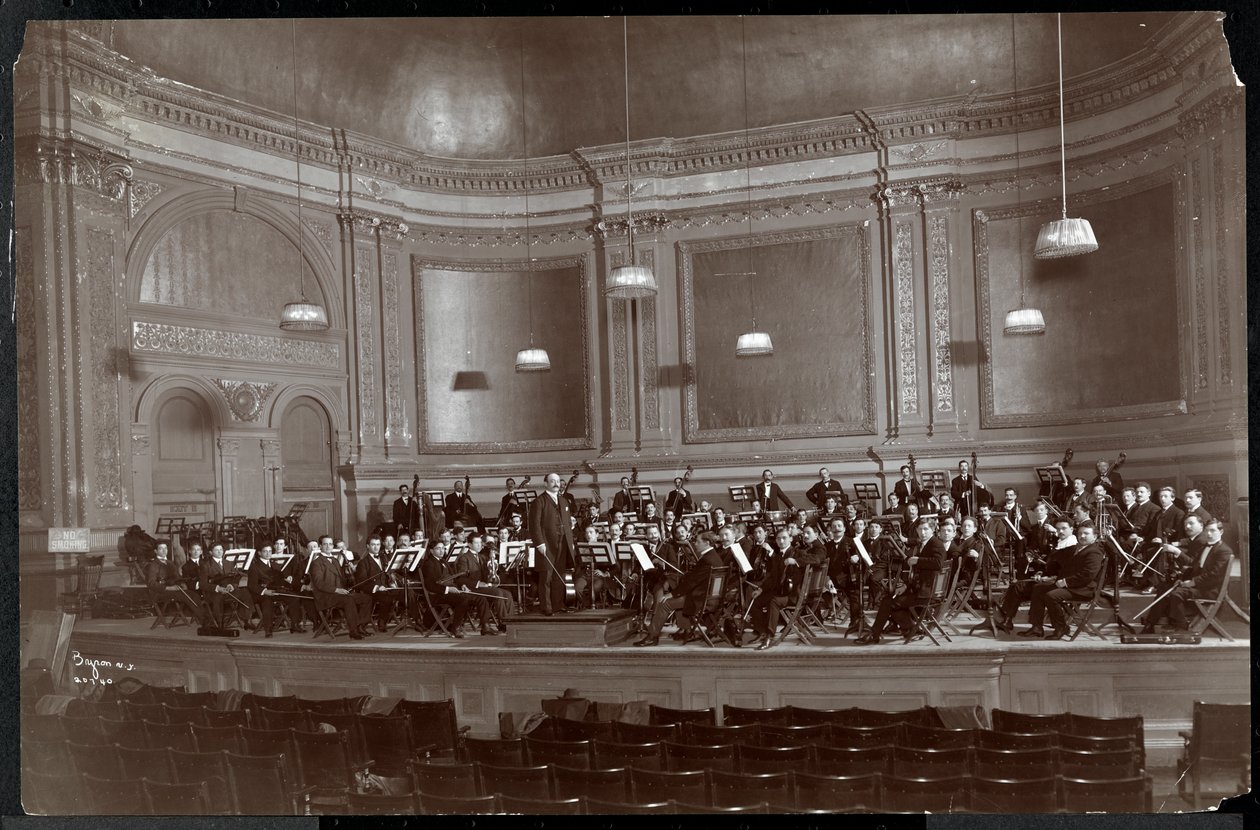 Hel orkester på scen, New York, ca 1912 (silvergelatintryck) av Byron Company