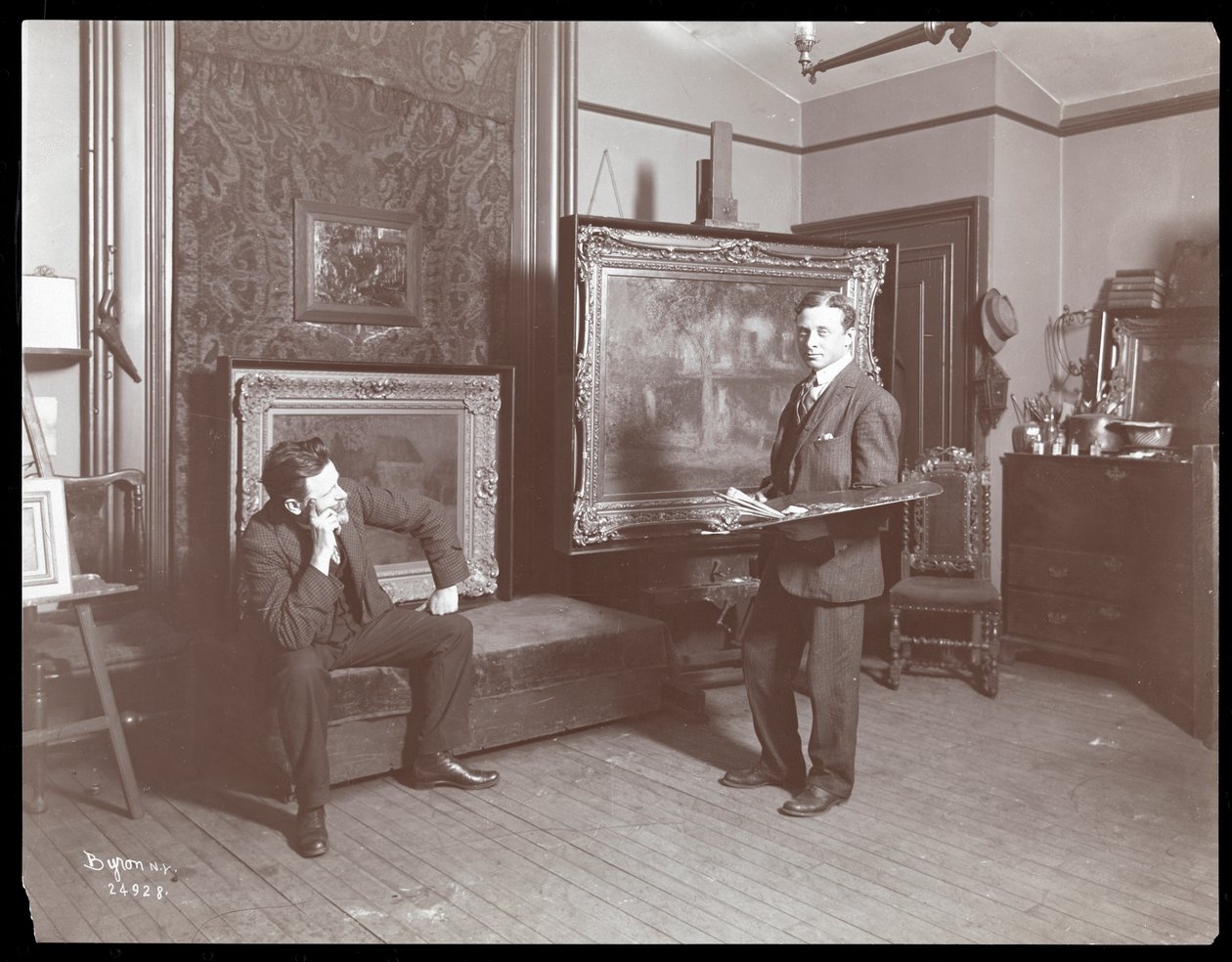 Granville Smith i hans studio, New York, 1907 (silvergelatintryck) av Byron Company
