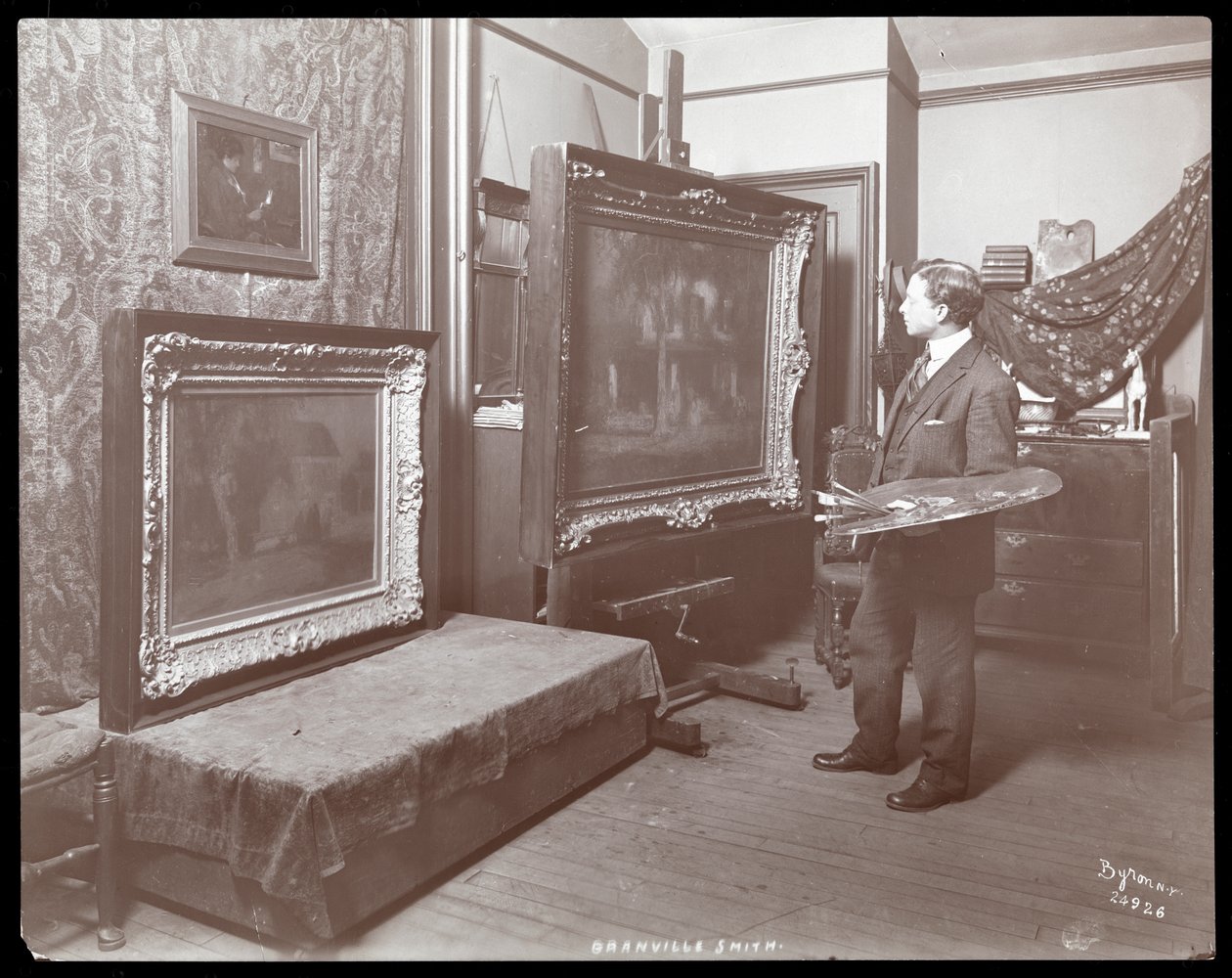 Granville Smith i sin ateljé, New York, 1907 (silvergelatintryck) av Byron Company