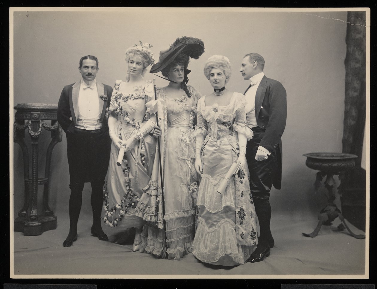 Gruppporträtt av Mr. Barton Willing, Miss Alice Blight, Miss Eleanor Jay (Mrs. Arthur Iselin), Miss Therese Iselin och en annan man på James Hazen Hyde Ball, New York, 31 januari 1905 (silvergelé) av Byron Company