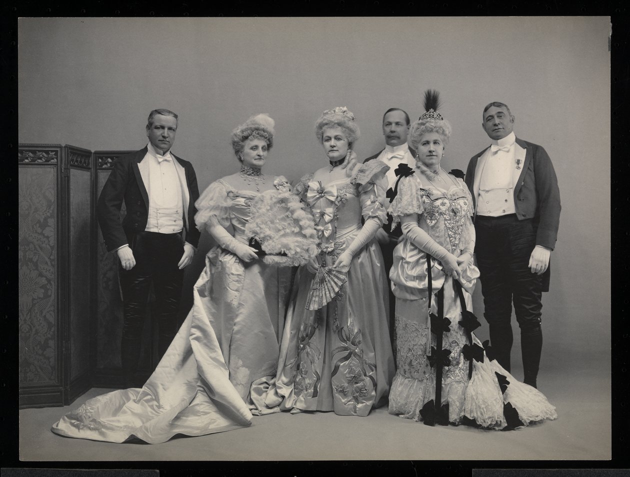 Gruppporträtt av Sydney Dillon Ripley, Mrs J.T. Burden, fru Wm. Jay, Benjamin Nicol och överste Wm. Jay på James Hazen Hyde Ball, New York, 31 januari 1905 (silvergelatintryck) av Byron Company