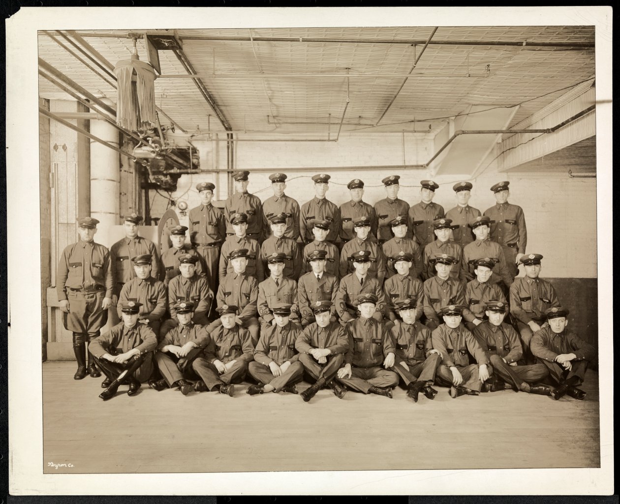 Gruppporträtt av uniformerade chaufförer och leveransmän för Carolyn Laundry på 111 East 128th Street, East Harlem, New York, 1928 (silvergelatintryck) av Byron Company