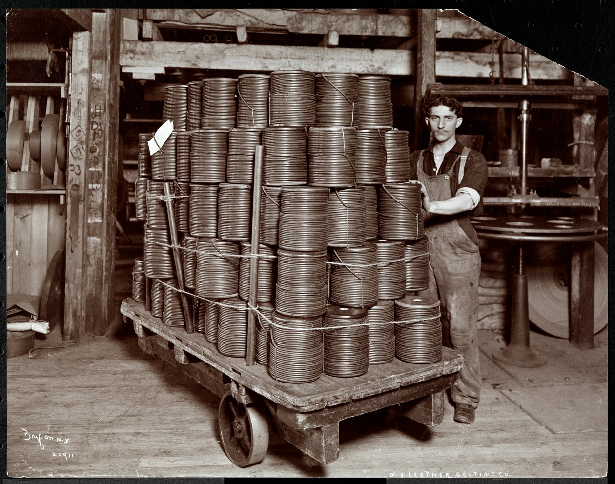 Interiörvy av en man som arbetar med läder på New York Leather Belting Co., New York, 1906 (silvergelatintryck) av Byron Company