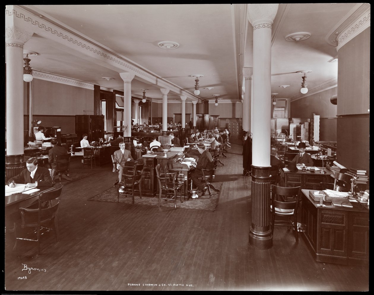 Interiörvy av ett öppet kontorsgolv i Perkins, Goodwin und Co. på 72 5th Avenue, New York, ca 1905 (silvergelatintryck) av Byron Company
