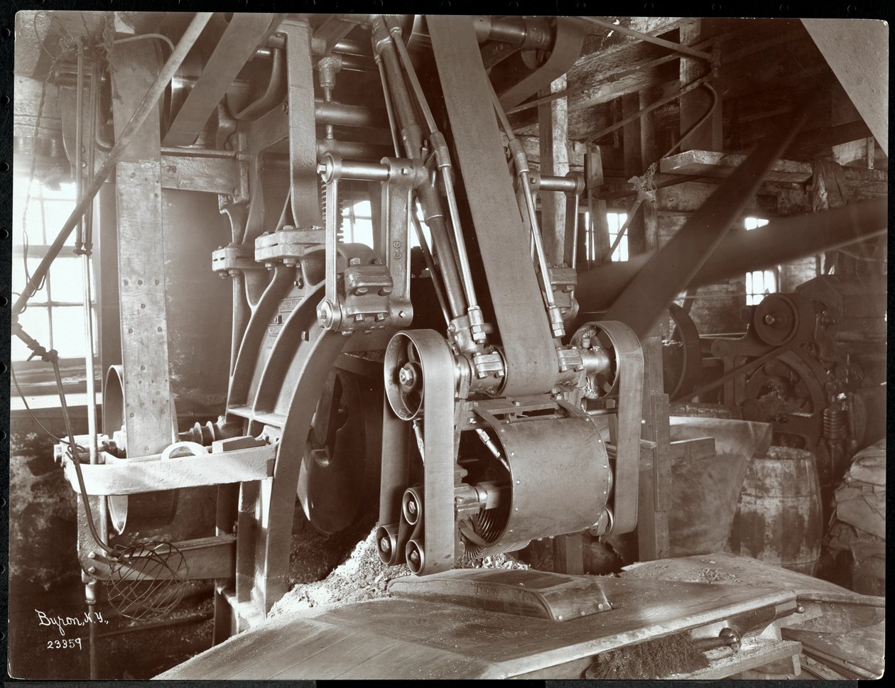 Interiörvy av stor bältesdriven mekanisk utrustning vid New York Leather Belting Co., New York, 1906 (silvergelatintryck) av Byron Company