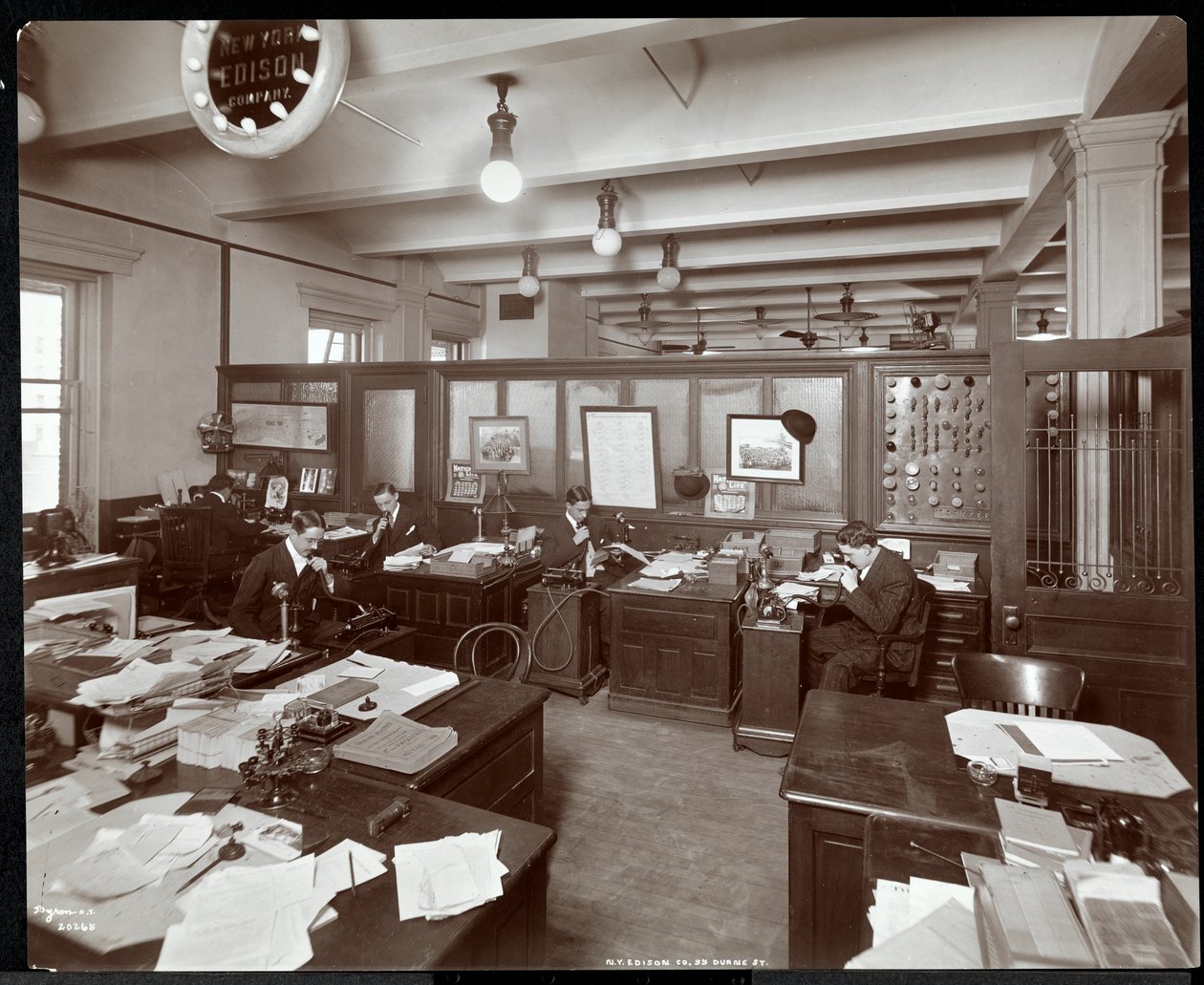 Interiörvy av män som använder dikteringsmaskiner på New York Edison Co. på 55 Duane Street, New York, 1905 (silvergelatintryck) av Byron Company