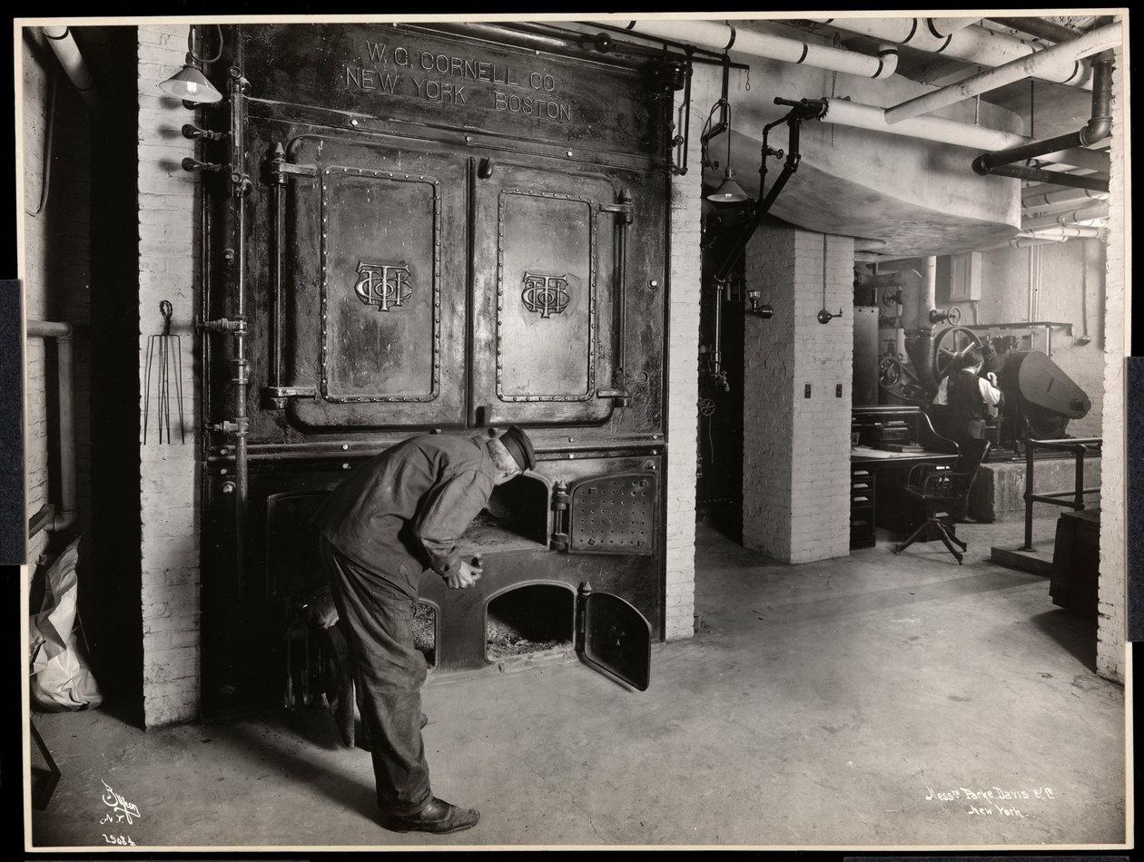 Interiörvy av män som arbetar i ugnsrummet på Parke, Davis und Co., kemister, Hudson und Vestry Streets, New York, 1910 (silvergelatintryck) av Byron Company