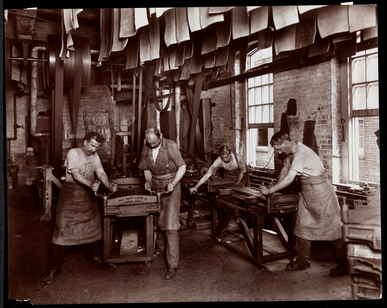 Interiör av män som arbetar med läder på New York Leather Belting Co. i New York, 1905-06 (silvergelatintryck). av Byron Company