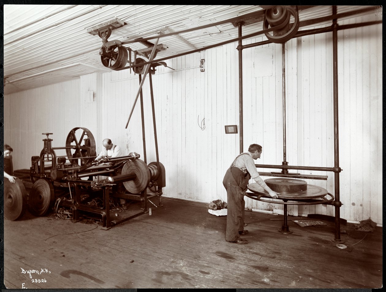Interiörvy av män som arbetar med läder på New York Leather Belting Co., New York, 1906 (silvergelatintryck) av Byron Company