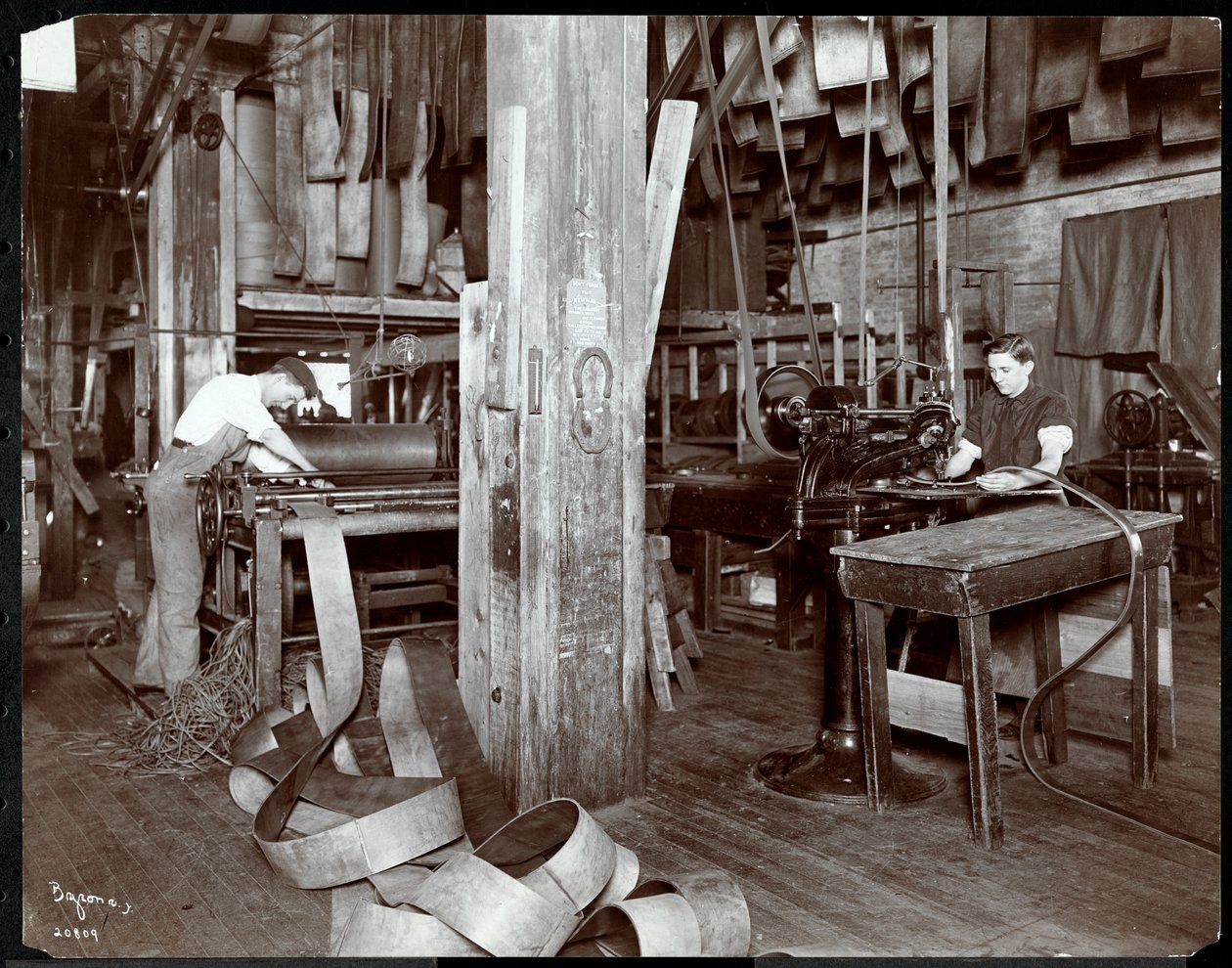 Interiörvy av män som arbetar med läder på New York Leather Belting Co., New York, 1905 eller 1906 (silvergelatintryck) av Byron Company