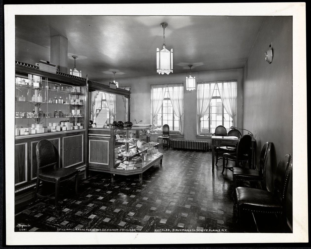 Interiörvy av Charles of the Ritz skönhetssalong på B. Altman und Co., 1932 (silvergelatintryck) av Byron Company