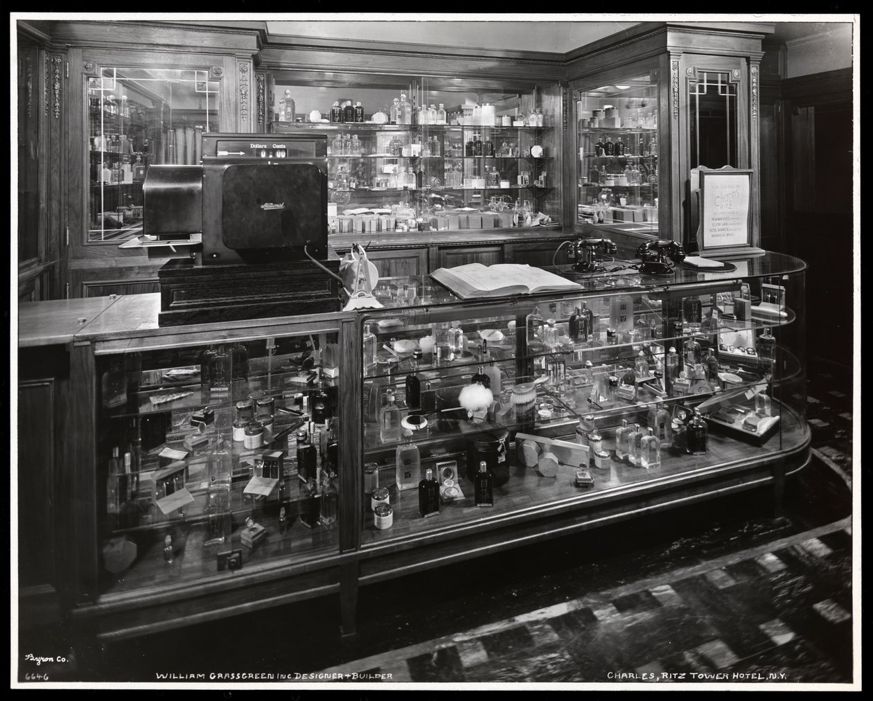 Interiörvy av Charles of the Ritz skönhetssalong i Ritz Tower Hotel, Park Avenue och 57th Street, New York, 1932 (silvergelatintryck) av Byron Company