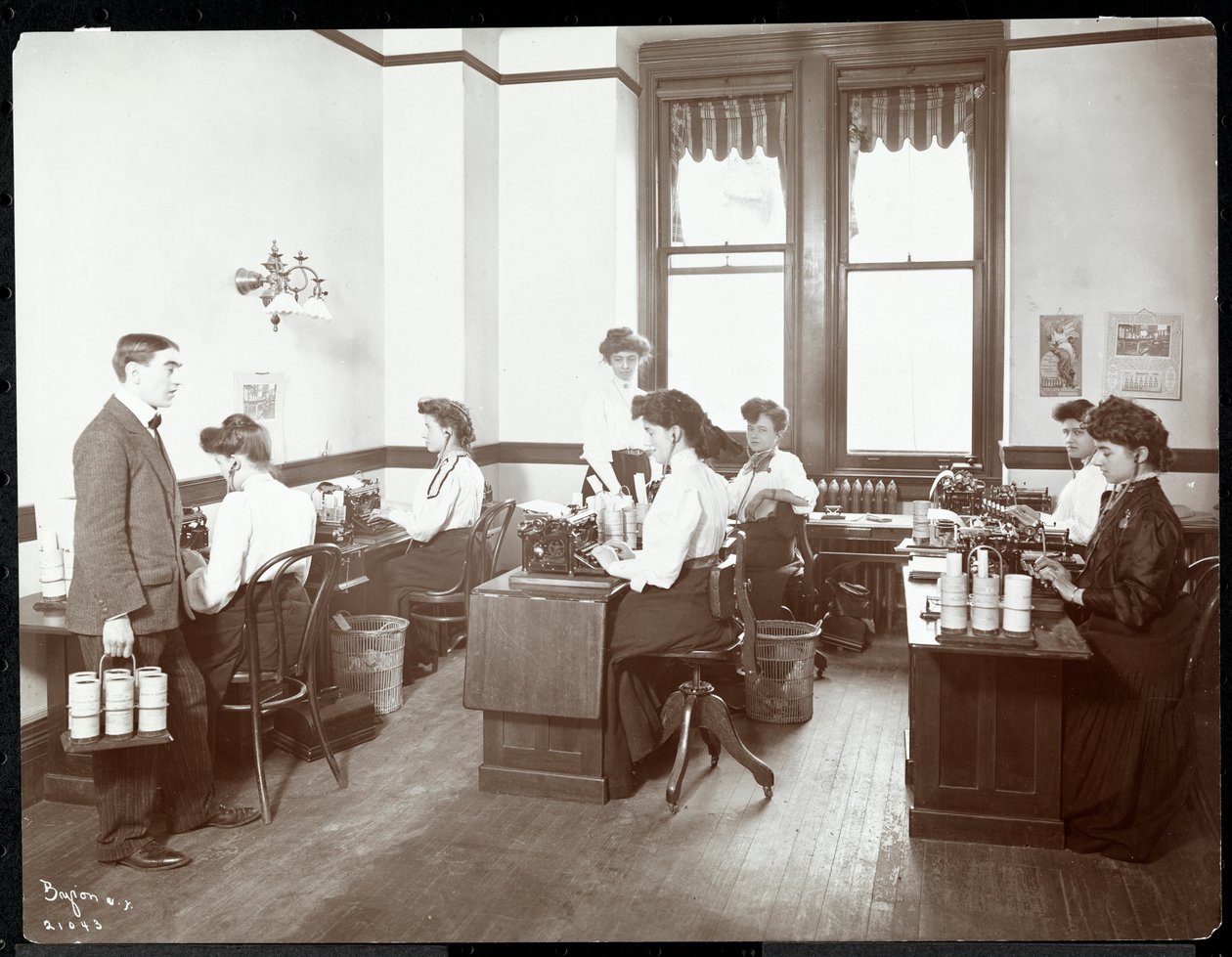Interiörvy av kvinnor vid dikteringsmaskiner på New York Edison Co., 55 Duane Street, New York, 1910 (silvergelatintryck) av Byron Company