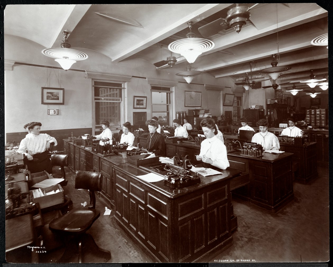 Interiörvy av kvinnor vid dikteringsmaskiner på New York Edison Co. på 55 Duane Street, New York, 1905 (silvergelatintryck) av Byron Company