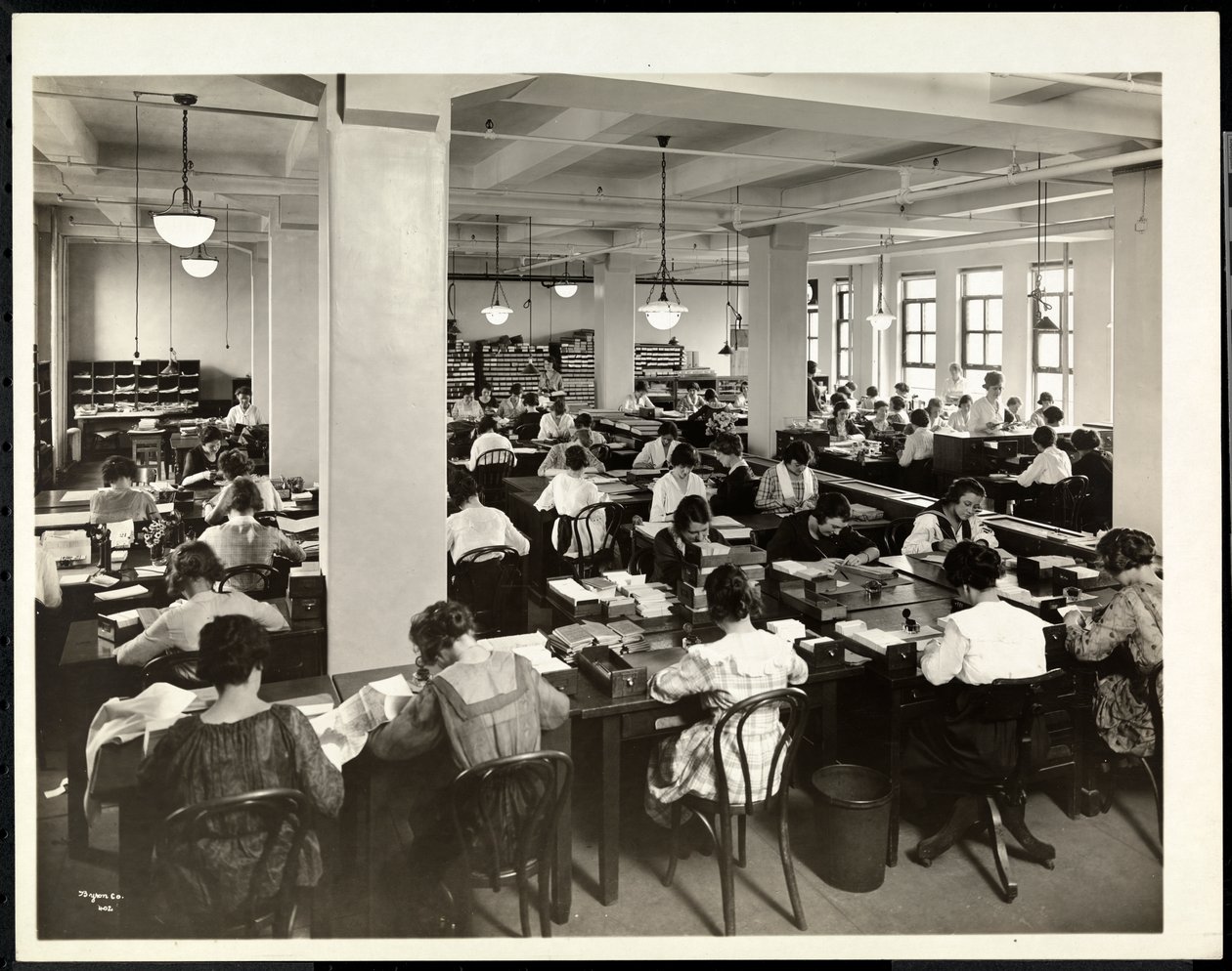 Interiörvy av kvinnor som arbetar på beställningsavdelningen på International Magazine Co., 119 West 40th Street, New York, 1919 (silvergelatintryck) av Byron Company
