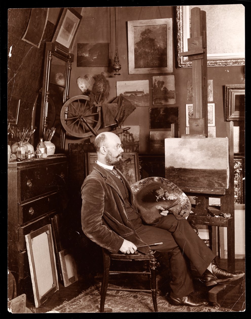 John Francis Murphy i sin ateljé på The Chelsea, West 23rd Street, New York, ca 1895 (silvergelatinprint) av Byron Company