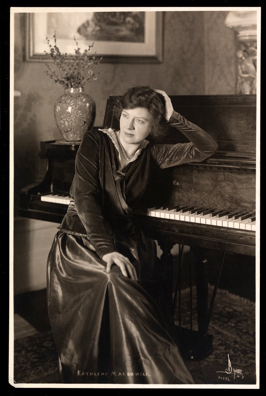 Kathleen MacDonell, ca 1914 (silvergelatintryck) av Byron Company