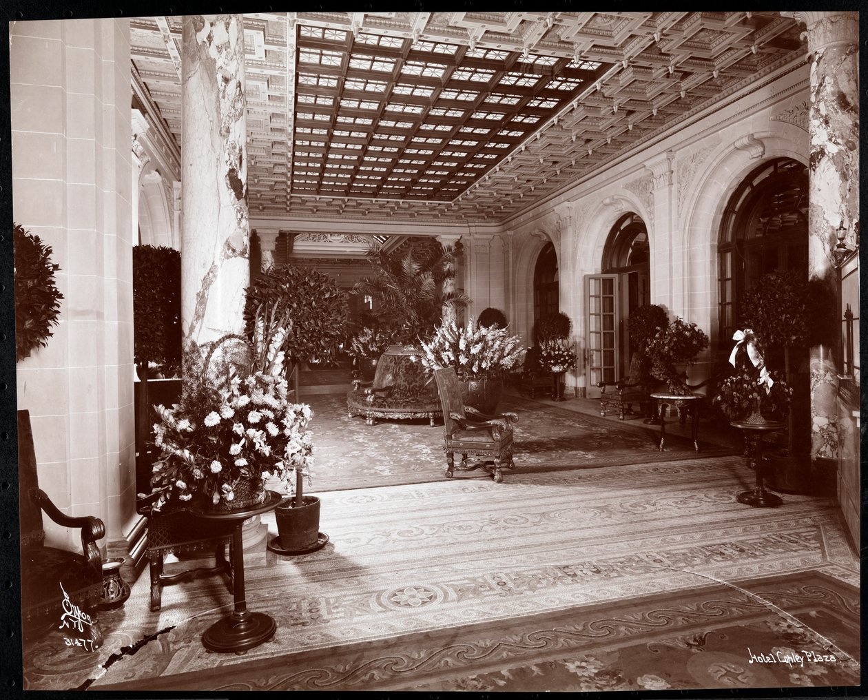 Lobby på Copley Plaza hotel, Boston, 1912 eller 1913 (silvergelatintryck) av Byron Company