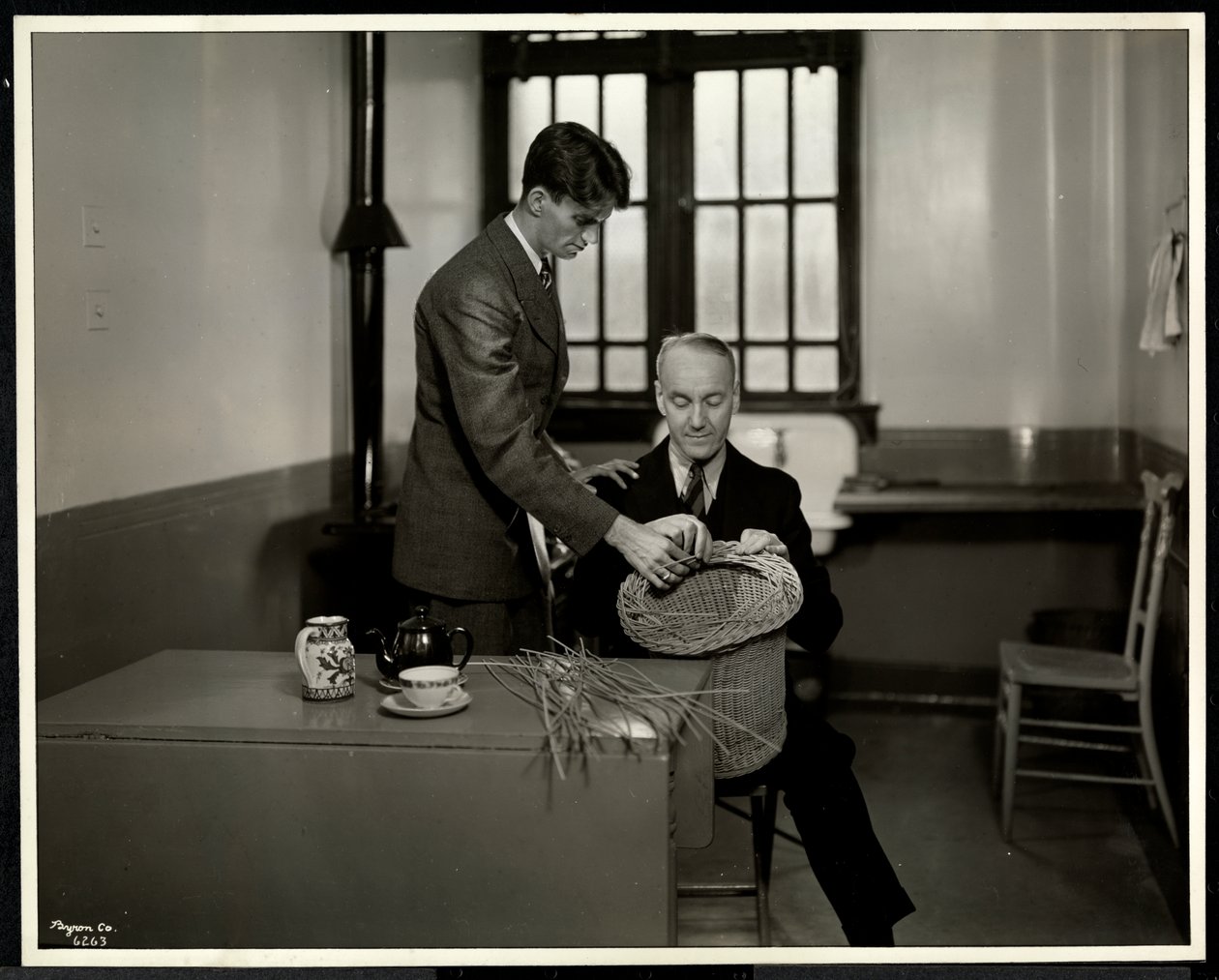 En man lär en annan man korgtillverkning vid New York Association for the Blind, 111 East 59th Street, New York, 1931 (silvergelatintryck) av Byron Company