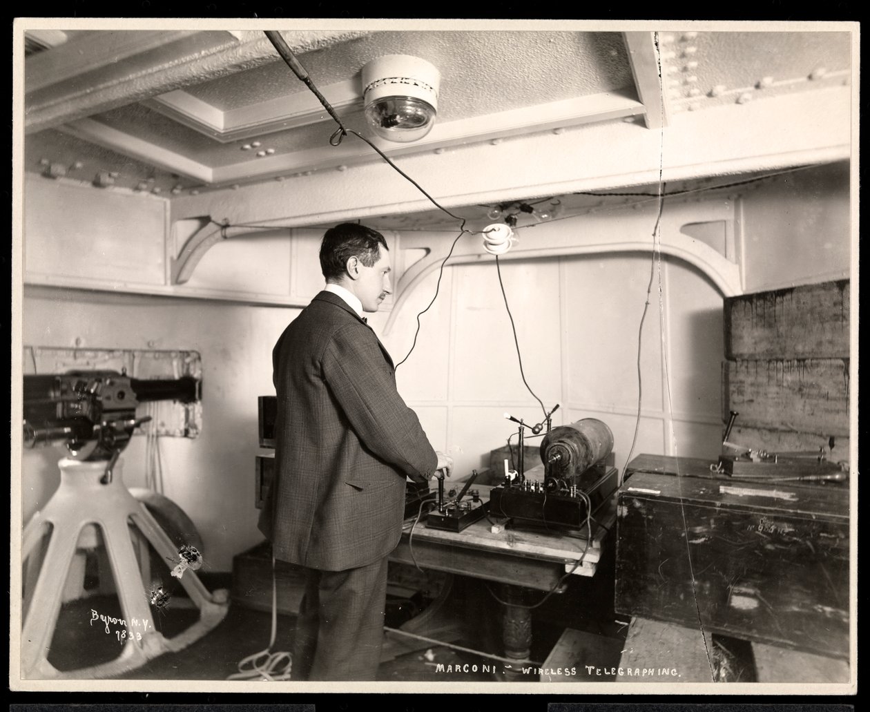 Marconi och hans trådlösa telegrafapparat, 1899-1900 (silvergelatintryck) av Byron Company