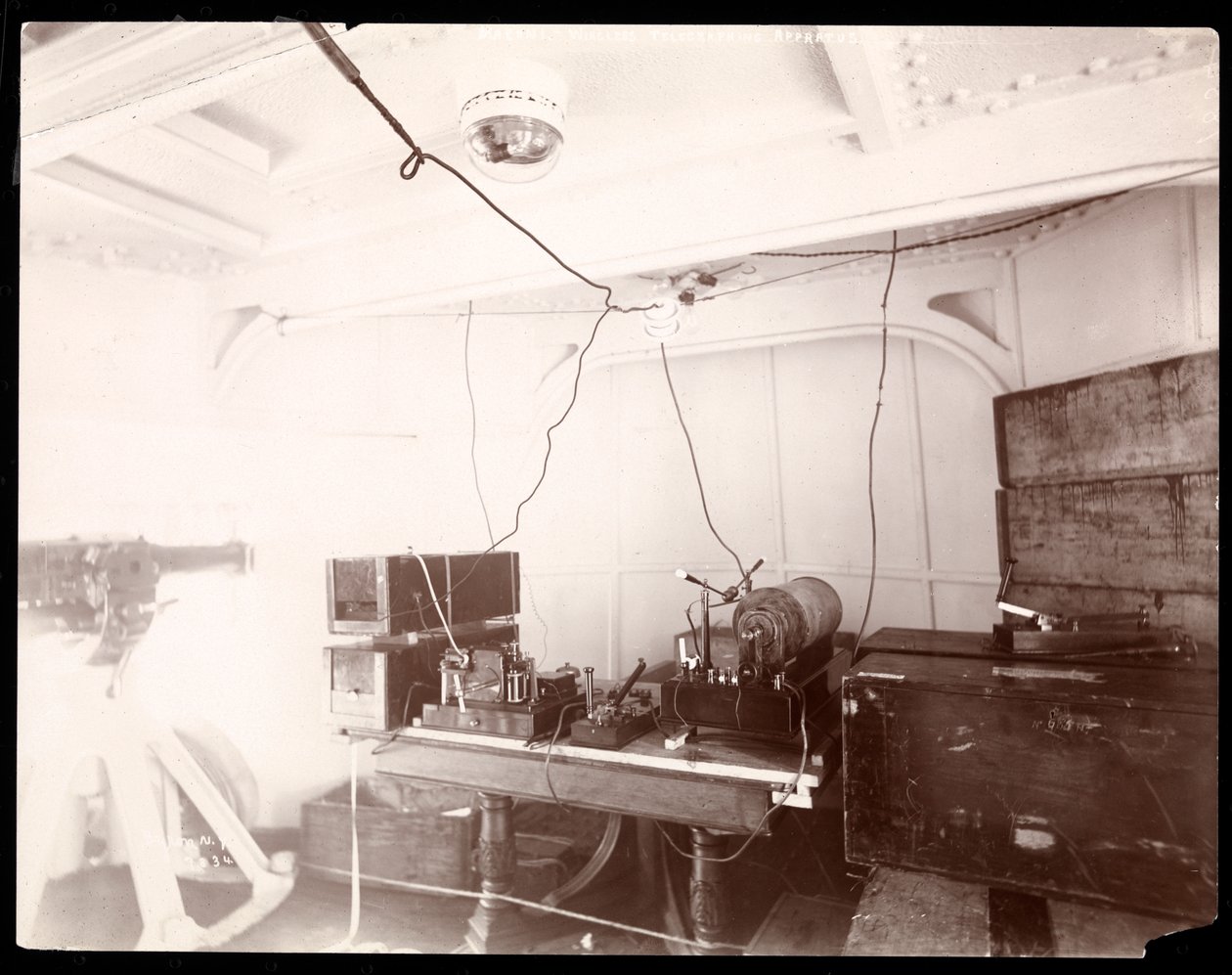 Marconis trådlösa telegrafapparat, 1899-1900 (silvergelatintryck) av Byron Company