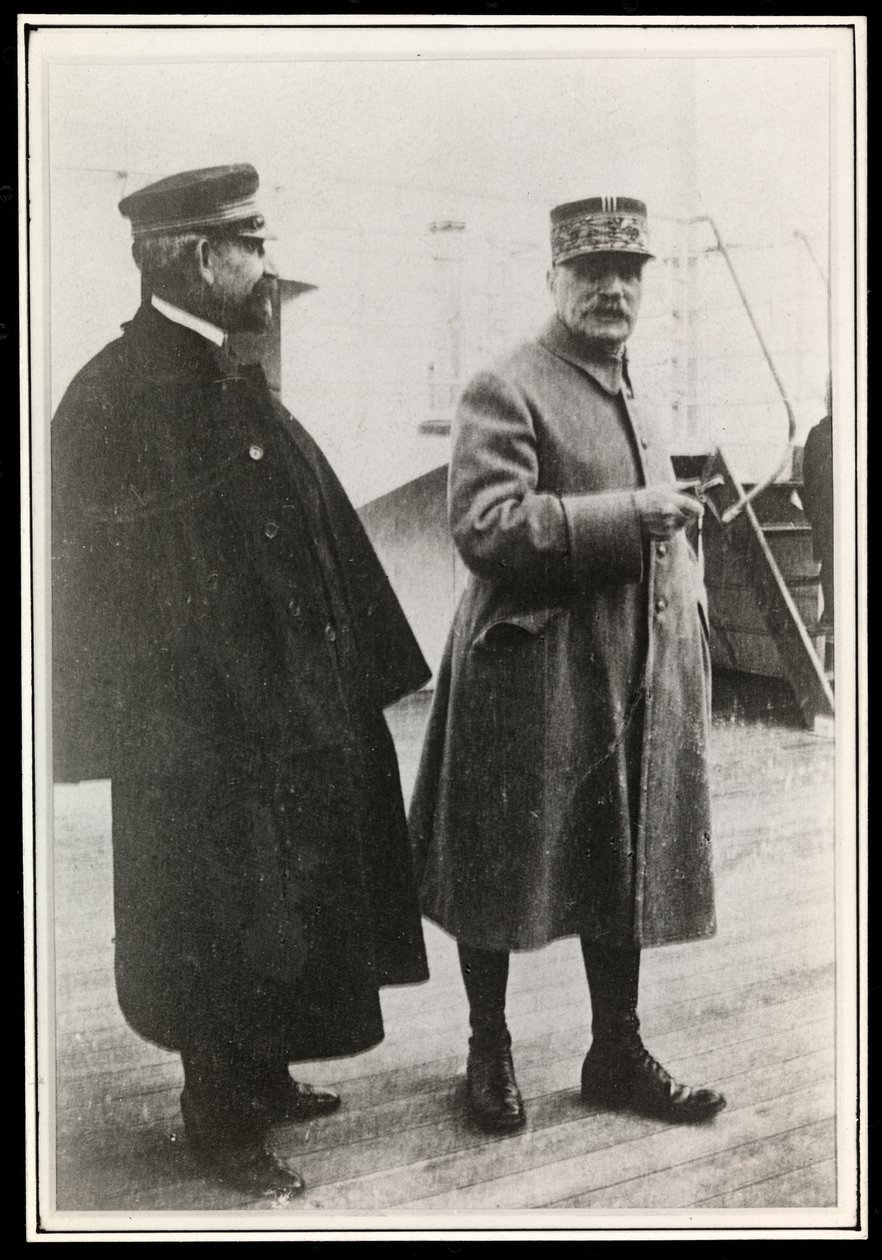 Marskalk Foch på SS "Paris", 1906 (silvergelatintryck) av Byron Company