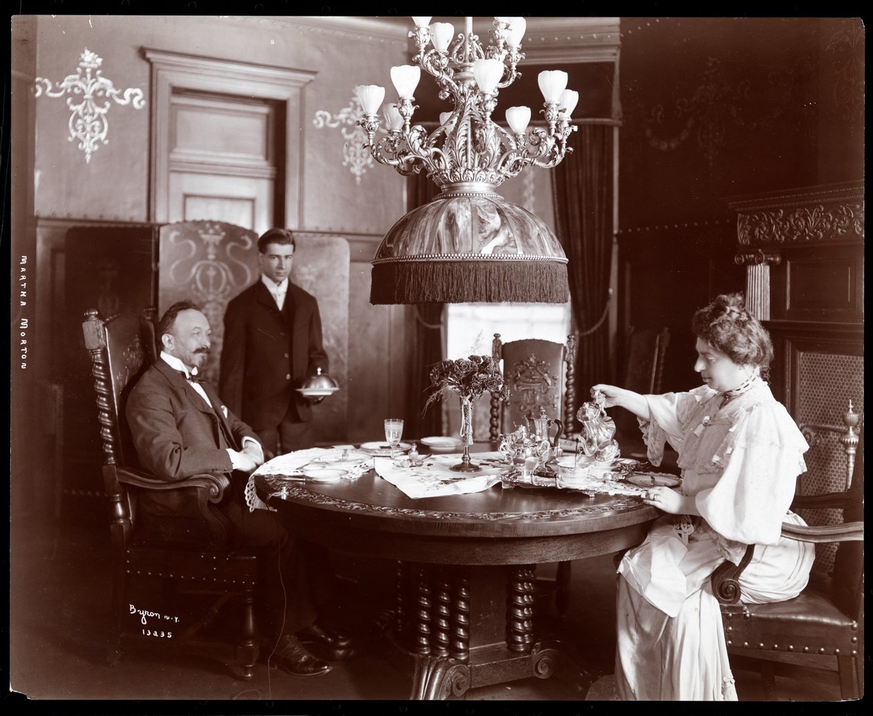 Martha Morton hemma, 1902 (silvergelatintryck) av Byron Company