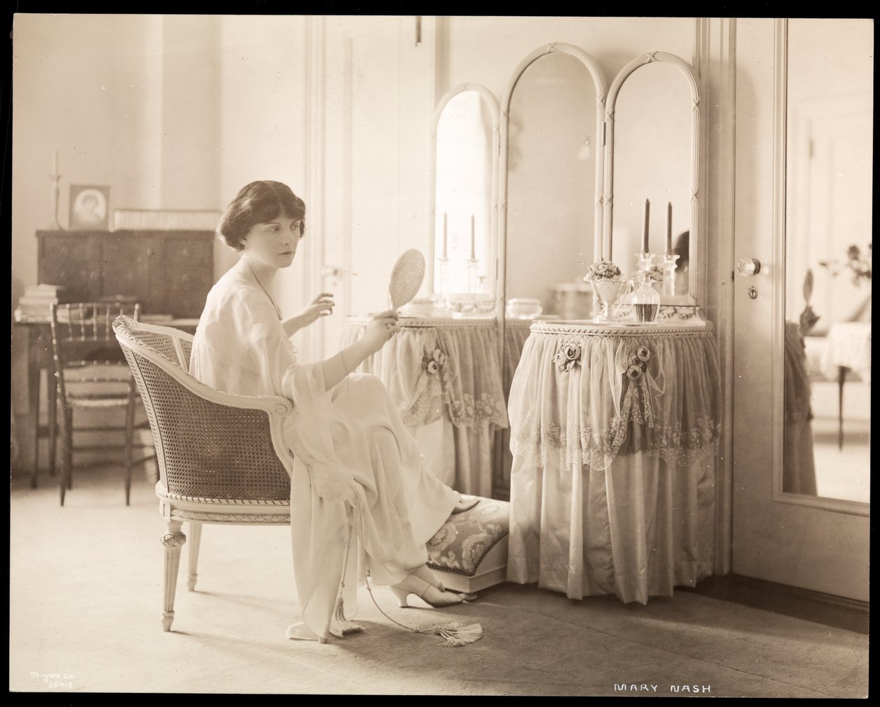 Mary Nash hemma, 1915 (silvergelatintryck) av Byron Company