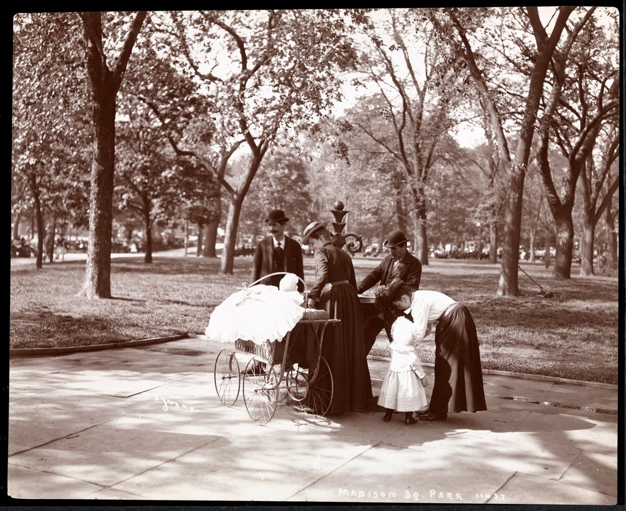 Män och kvinnor med barn vid en dricksfontän i Madison Square Park, New York, 1898 (silvergelatintryck) av Byron Company